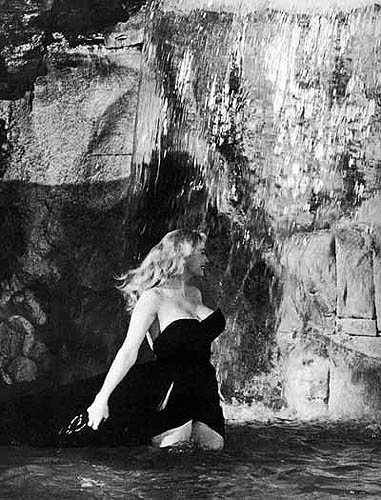 La dolce vita di Fellini, scena della fontana di Trevi