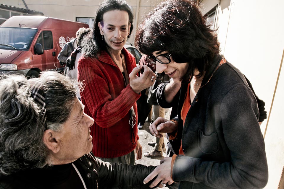 La regista Maria Arena sul set del suo docu "Gesù è morto per i peccati degli altri" (2014)