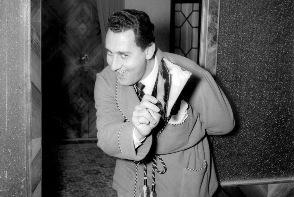 Alberto Sordi ne "I pappagalli", di Bruno Paolinelli (1955). Foto Osvaldo Civirani, Archivio Cineteca Nazionale