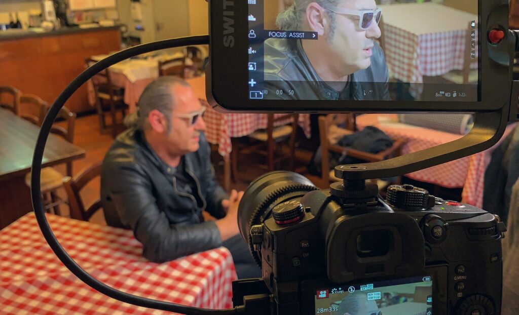 Luca Carboni in "La piazza della mia città" dell'allievo Claudio Santamaria