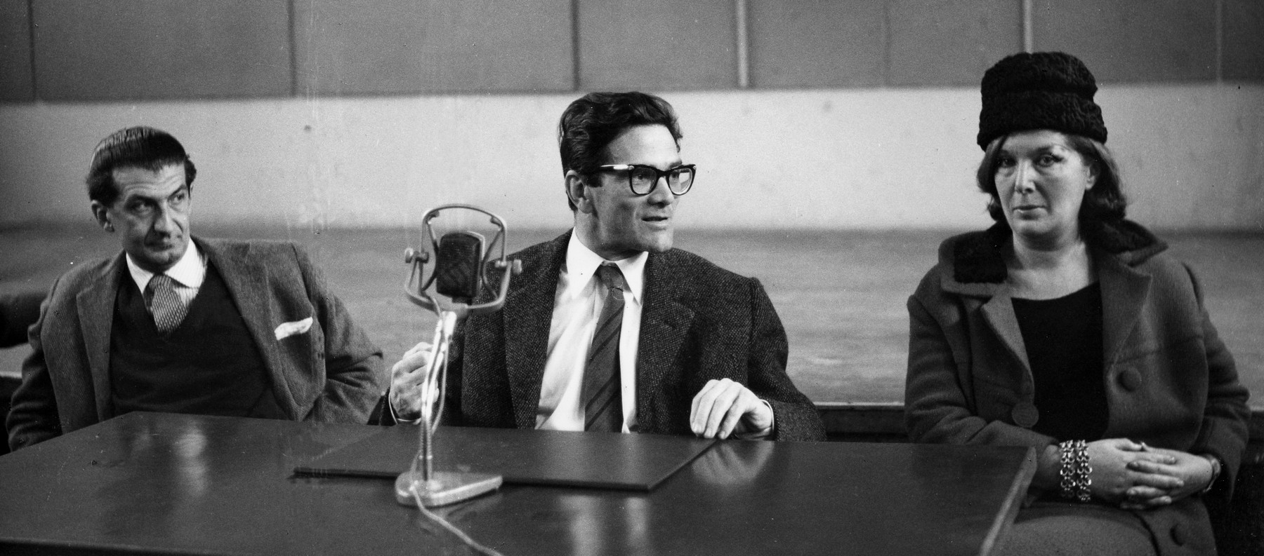 Giulio Cesare Castello, P.P. Pasolini, Elsa De Giorgi, al CSC, 1964 ©️Archivio Fotografico Cineteca Nazionale CSC