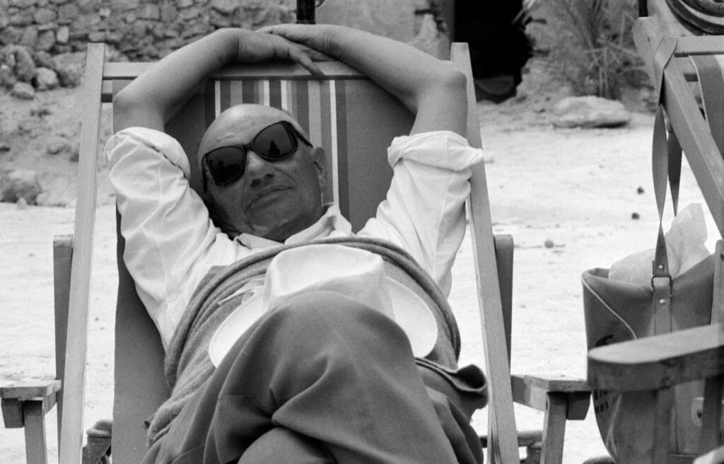 Carlo Ludovico Bragaglia durante la lavorazione di Pastasciutta nel deserto (Foto di Pierluigi Praturlon, Archivio Fotografico della Cineteca Nazionale)