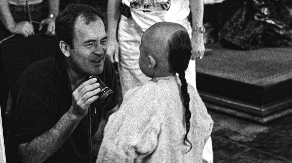 Bernardo Bertolucci sul set de L'ultimo imperatore. Foto Archivio Fotografico CSC - Fondo Reporters Associati)